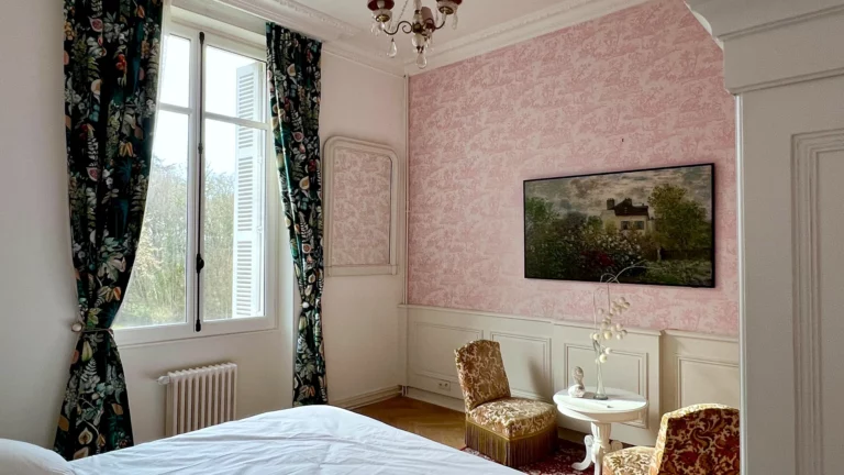Camélias : fenêtre sur le parc, coin salon et tableau