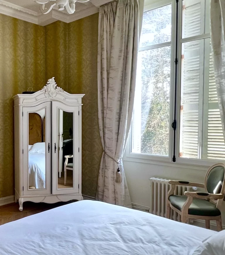 Nymphéas : armoire blanche, fenêtre sur le parc et très grand lit