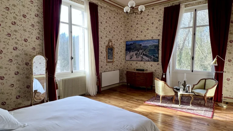 Akébia, chambre double deluxe : très grand lit, deux fenêtres sur le parc et coin salon
