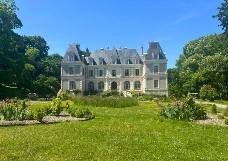 Le Château de Saint-Bohaire en été, vu depuis la pelouse du parc