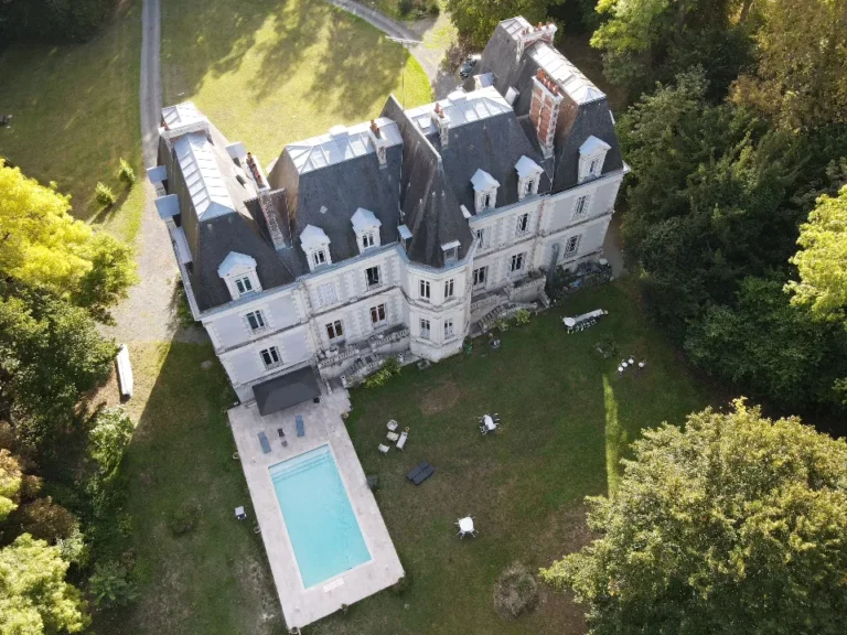 Le Château de Saint-Bohaire vu du ciel, avec la piscine et le parc