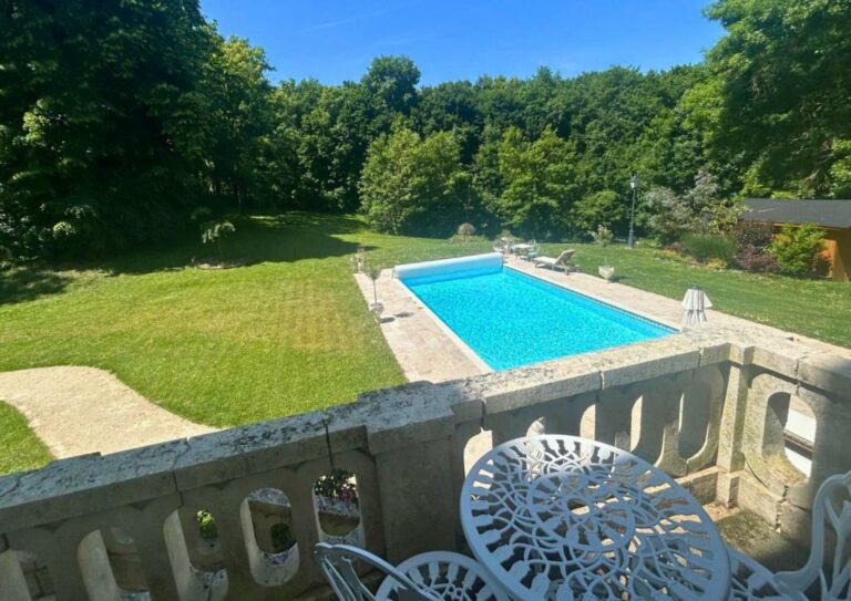 La piscine chauffée du château, vue depuis la balustrade de la terrasse