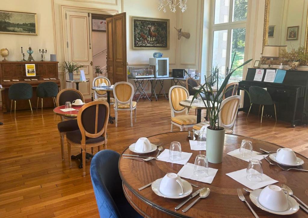 La salle du petit-déjeuner, tables dressées et piano