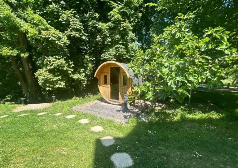 Le sauna tonneau installé dans le parc du château